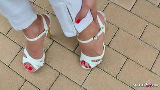 Sexy teen in altum calcibus accessit in litore et adduxerunt ad footjob 50 indicem referuntur