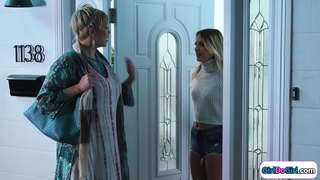 Блондинка зв&#039;язується зі своєю сводною сестрою через обильно обвішену мілфу. Вони цілуються, і мілфе роблять ріммінг. Вона сідає на обличчя своєї маленької сестрички своєю вусатою кицькою.